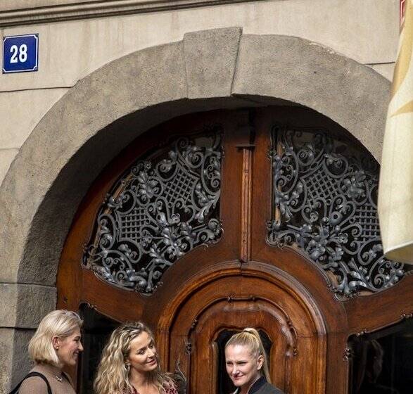 Fotos del hotel Miss Sophie's Charles Bridge:  2