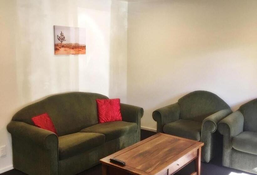 Woodlands Motels And Apartments