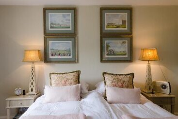 تختخواب و صبحانه Heron House
