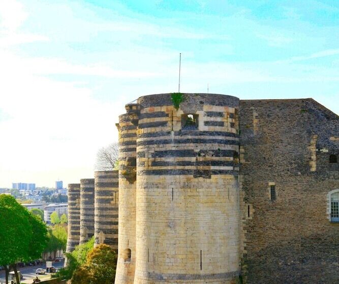 هتل Logis Hôtels  Hôtel Marguerite D Anjou Angers Château