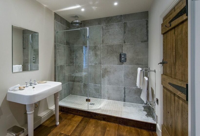 هتل The Assheton Arms
