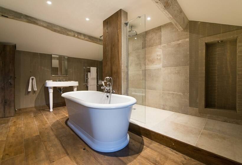 هتل The Assheton Arms