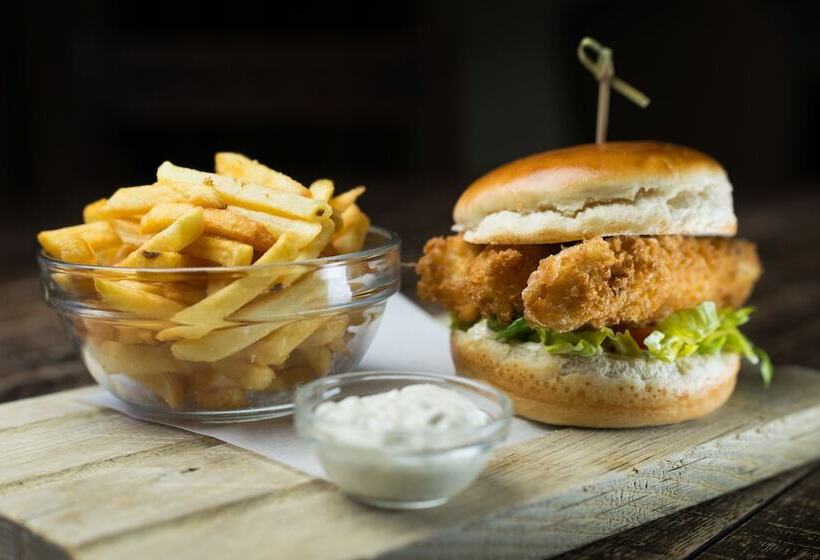 هتل The Assheton Arms