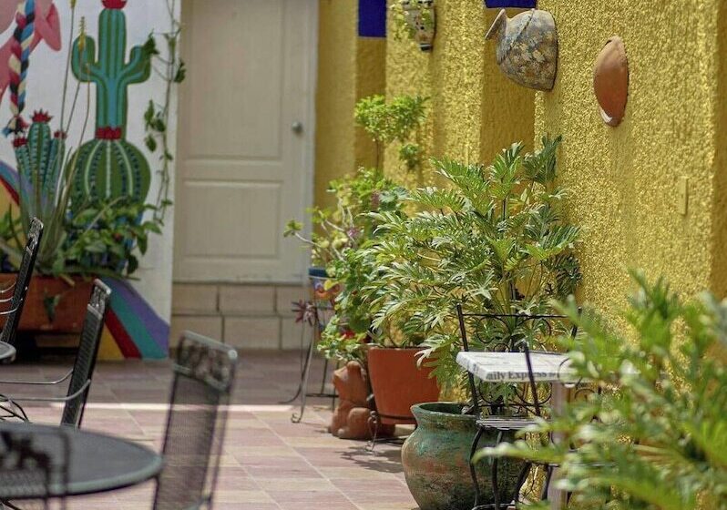 بنسيون Media Luna