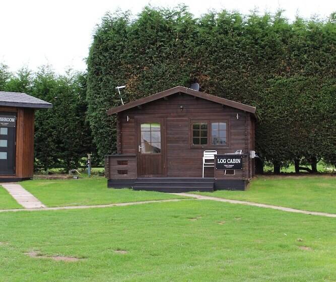 פנסיון Old Hall House, Nec