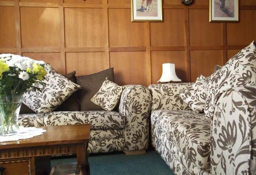 پانسیون Tudor Court