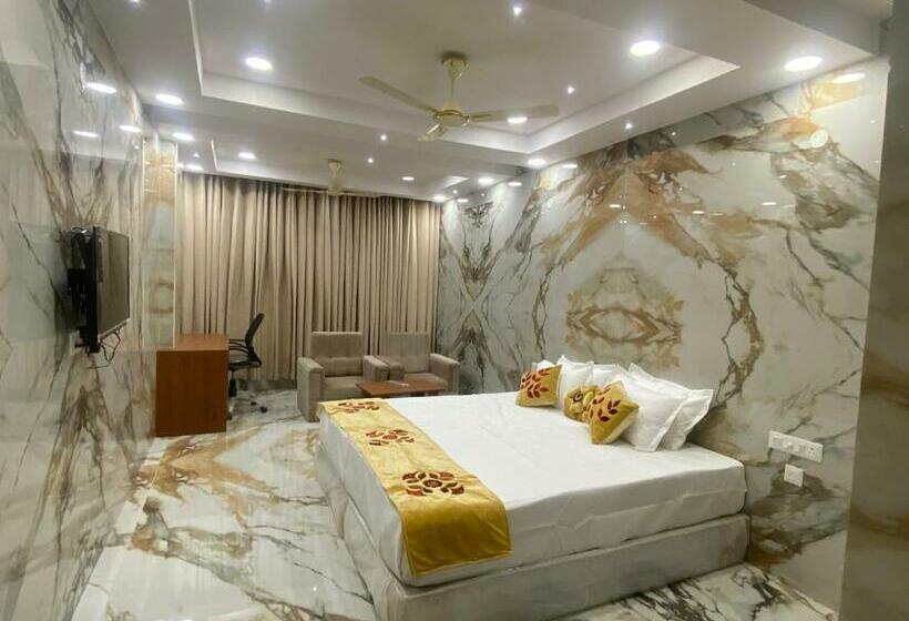 בית מלון כפרי Sri Pranams Royal Grand