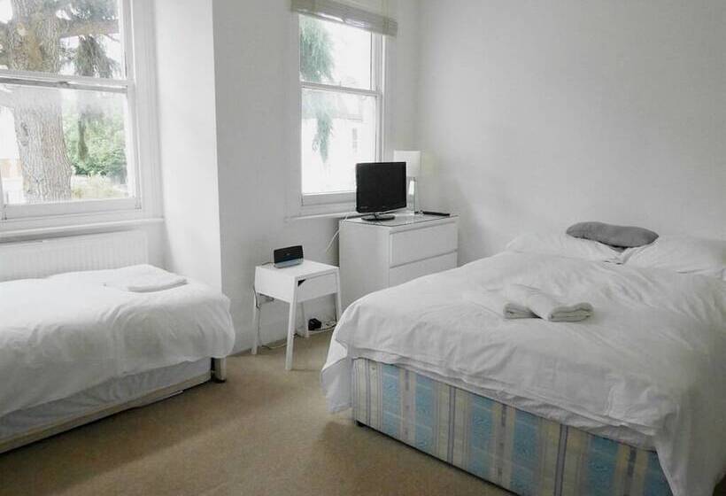مبيت وإفطار Kew Studios And Rooms