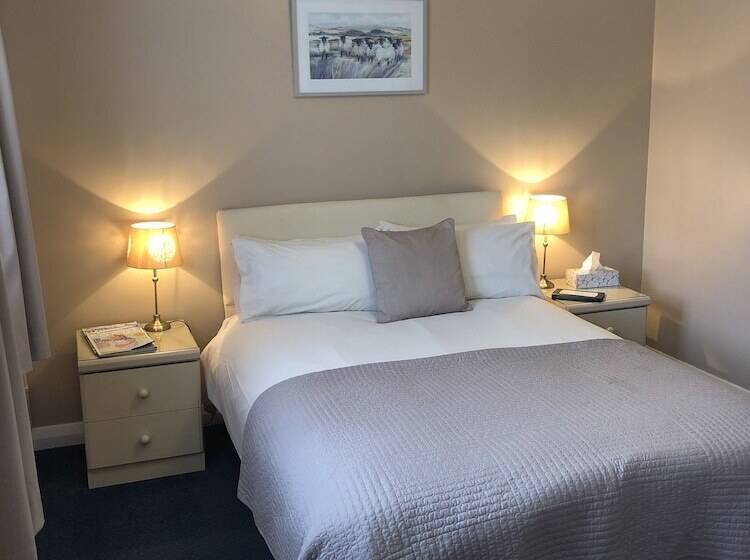 مبيت وإفطار Newent Golf Club And Lodges