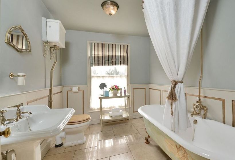 مبيت وإفطار The Hollies