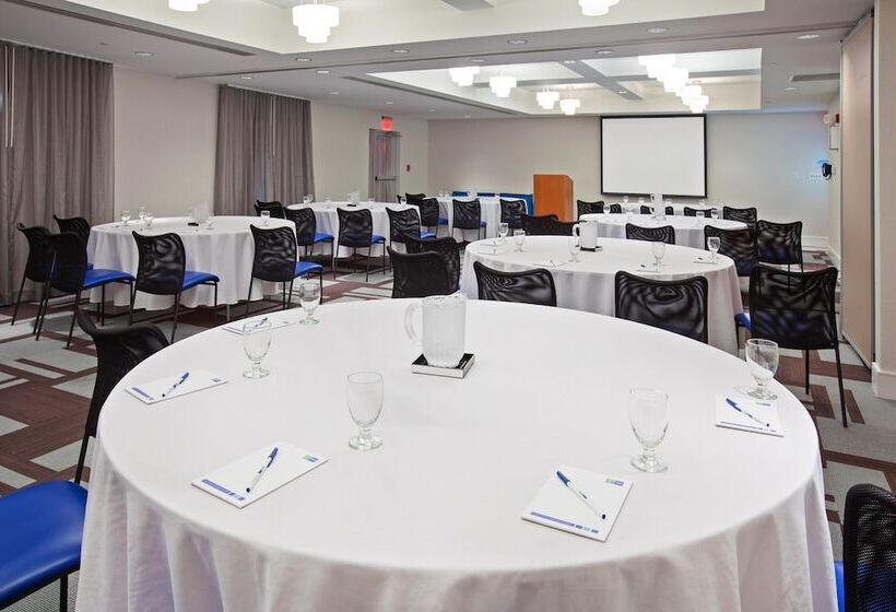هتل Holiday Inn Express Indianapolis  Fishers, An Ihg