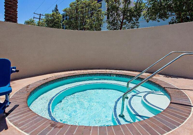 هتل Holiday Inn Express & Suites Anaheim Resort Area, An Ihg