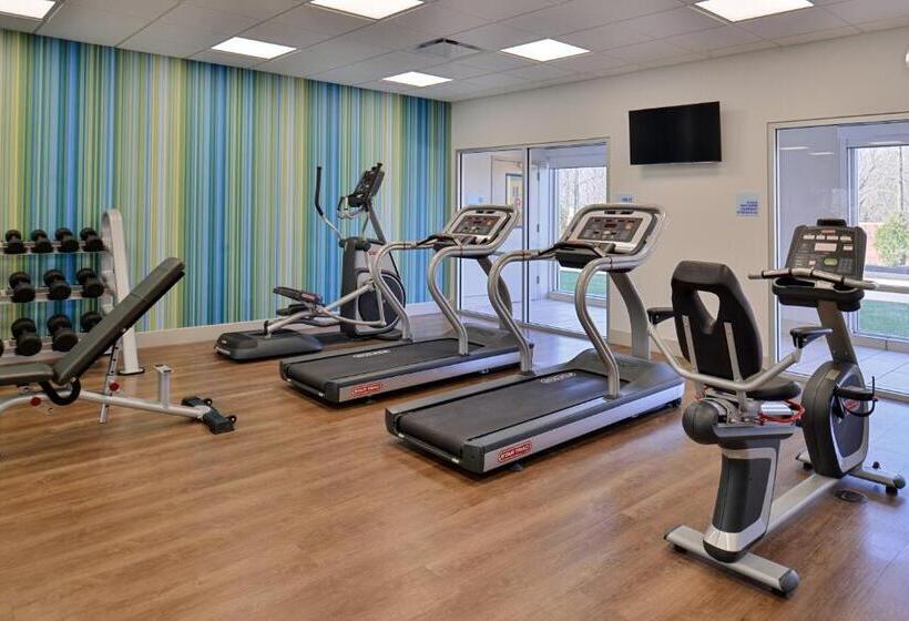 Отель Holiday Inn Express & Suites Farmington Hills Detroit, An Ihg