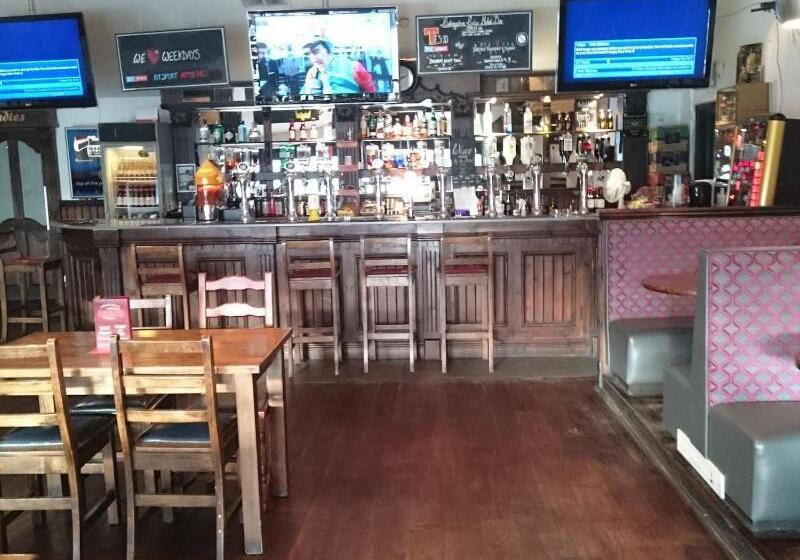 Отель Livingston Lodge