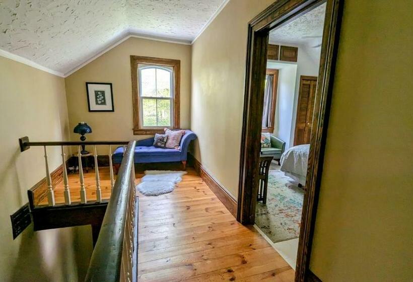 ベッドアンドブレックファースト Master Bedroom In A 150 Year Old Victorian House