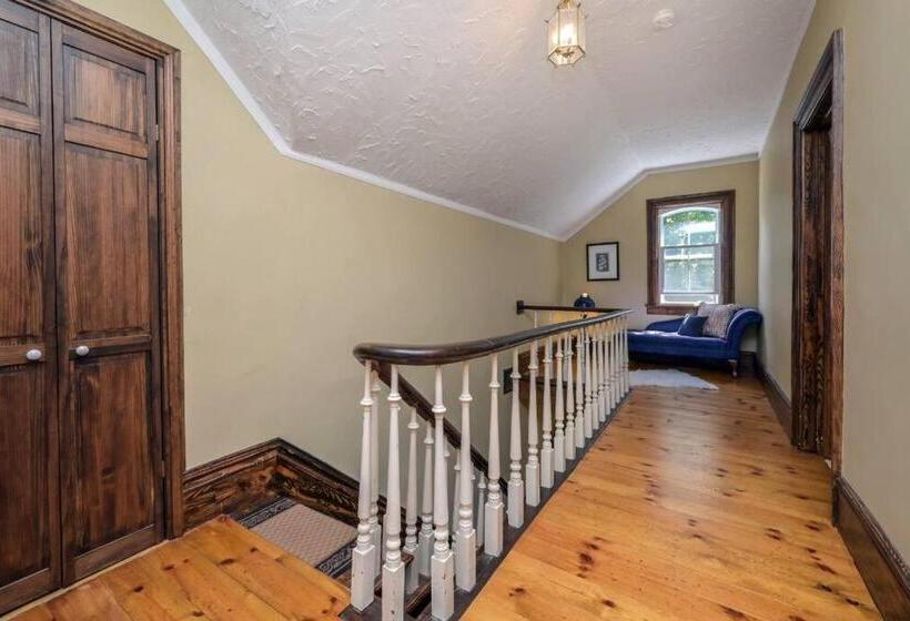 ベッドアンドブレックファースト Master Bedroom In A 150 Year Old Victorian House