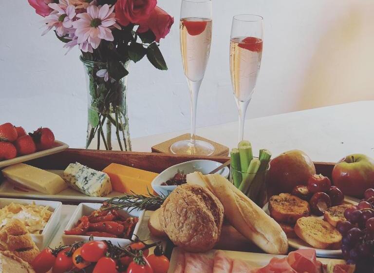 تختخواب و صبحانه Little Lodge