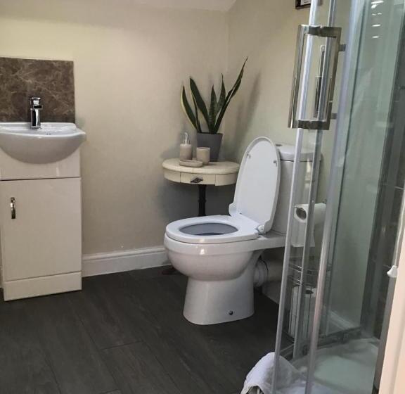 تختخواب و صبحانه Little Lodge