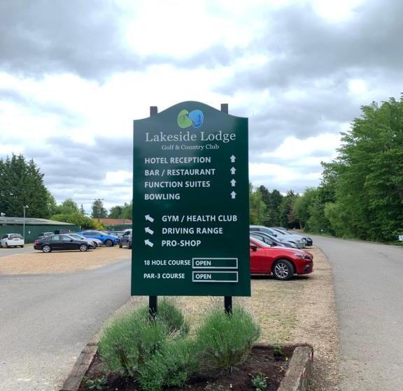 בית מלון כפרי Lakeside Lodge