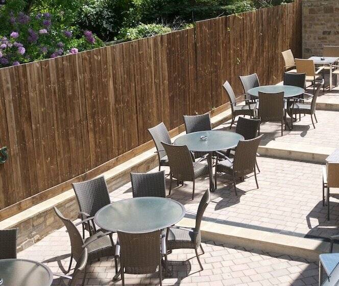 هتل The Three Horseshoes