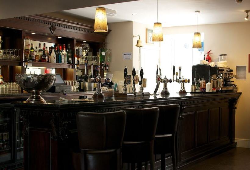 هتل The Three Horseshoes