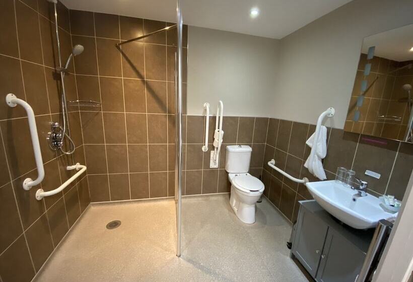 هتل The Three Horseshoes