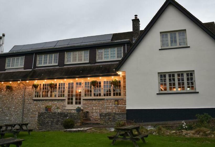 هتل Three Horseshoes Country Inn