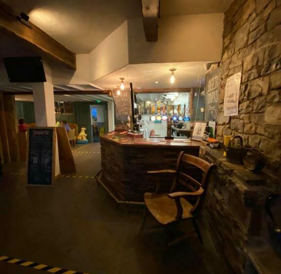 هتل Three Horseshoes Country Inn