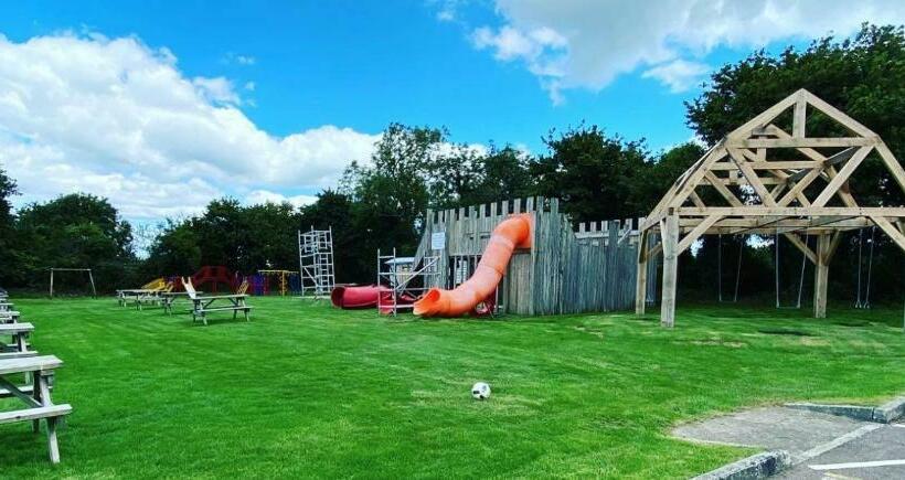 هتل Three Horseshoes Country Inn