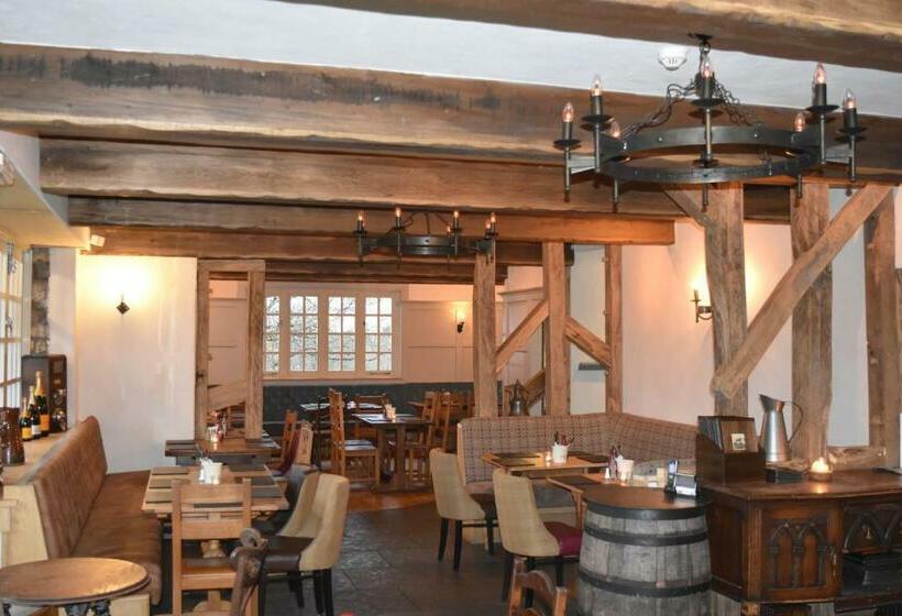 هتل Three Horseshoes Country Inn