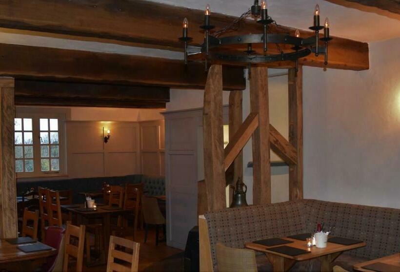 هتل Three Horseshoes Country Inn