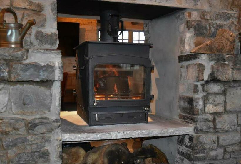 هتل Three Horseshoes Country Inn