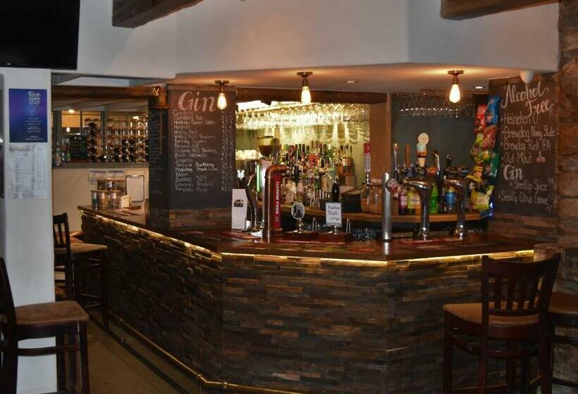 هتل Three Horseshoes Country Inn