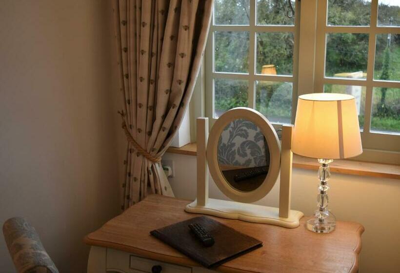 هتل Three Horseshoes Country Inn