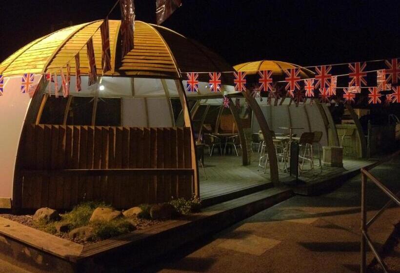 هتل Three Horseshoes Country Inn