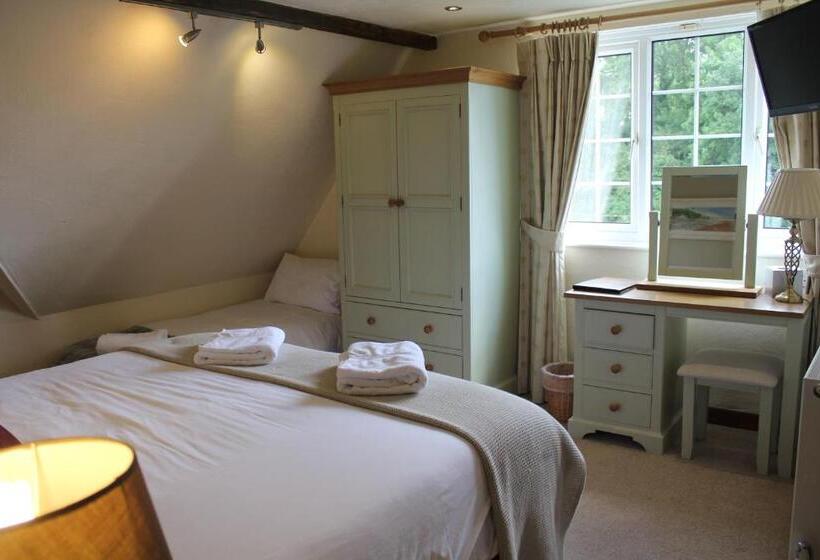 هتل Three Horseshoes Country Inn