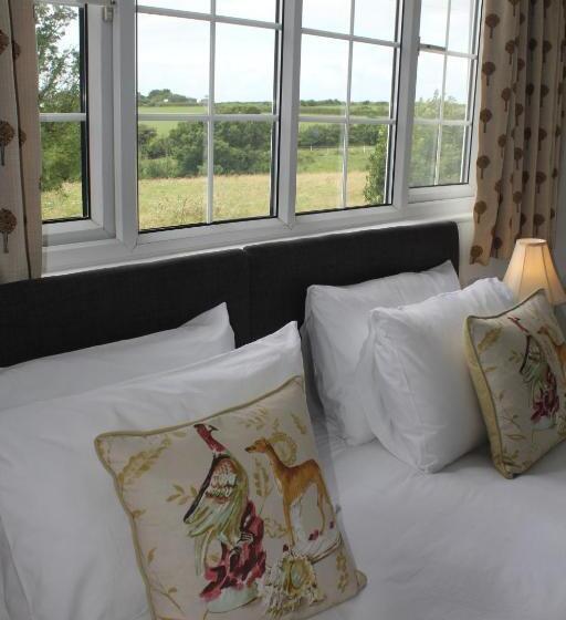 هتل Three Horseshoes Country Inn