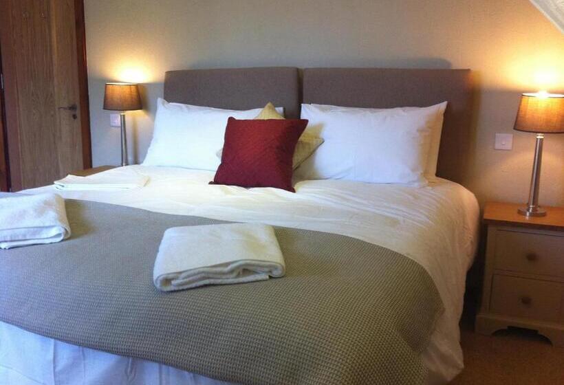 هتل Three Horseshoes Country Inn