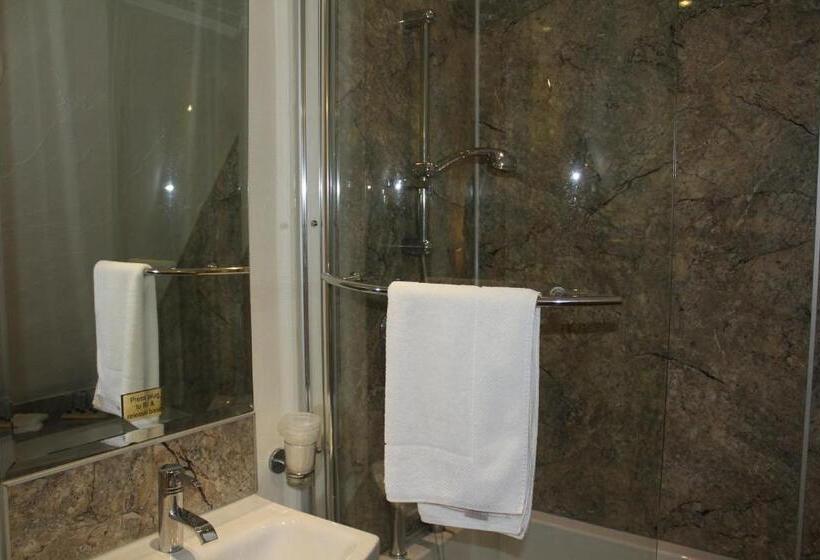 هتل Three Horseshoes Country Inn