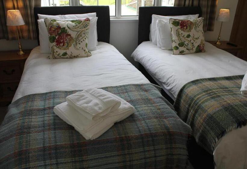 هتل Three Horseshoes Country Inn