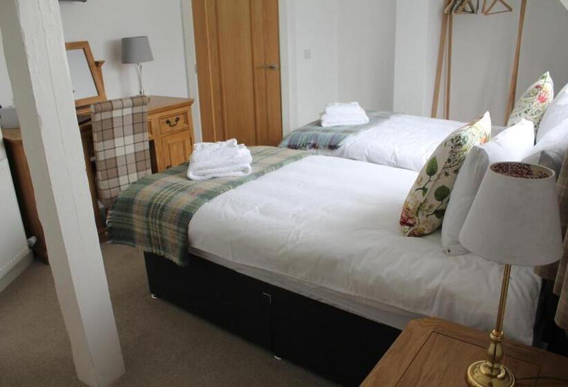 هتل Three Horseshoes Country Inn