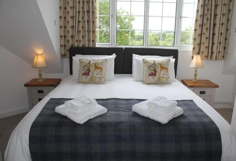 هتل Three Horseshoes Country Inn