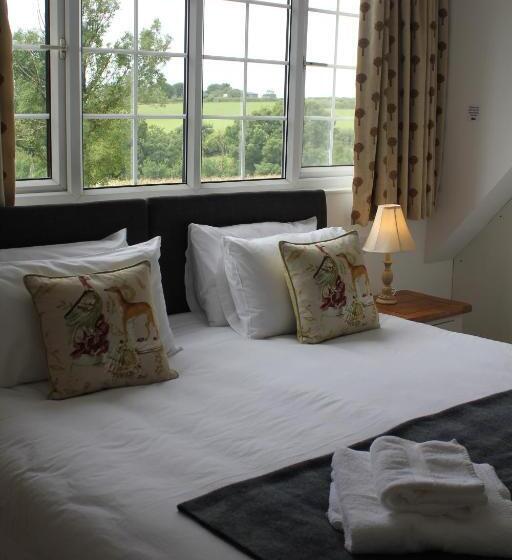 هتل Three Horseshoes Country Inn