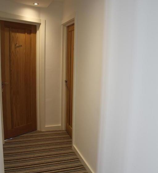 هتل Three Horseshoes Country Inn