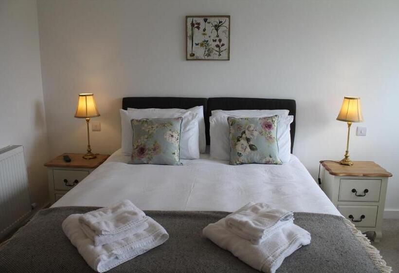 هتل Three Horseshoes Country Inn