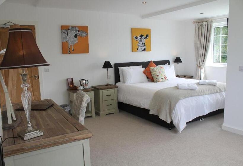 هتل Three Horseshoes Country Inn