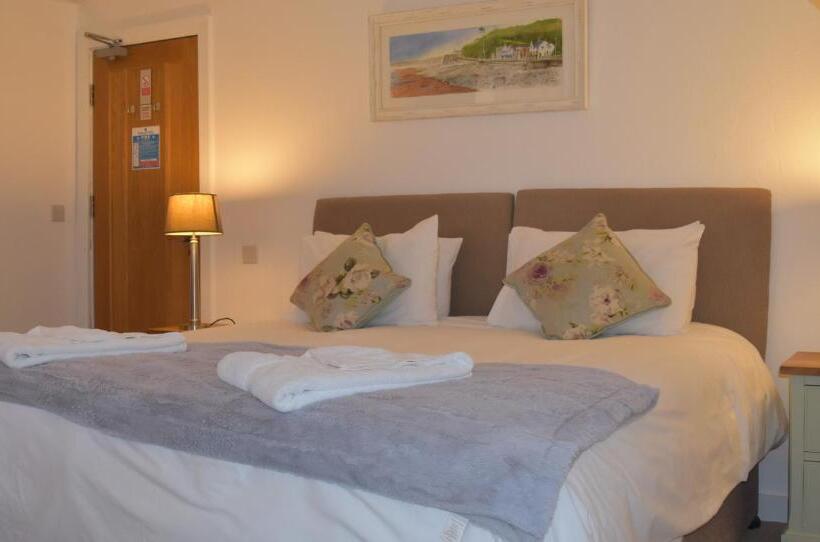 هتل Three Horseshoes Country Inn