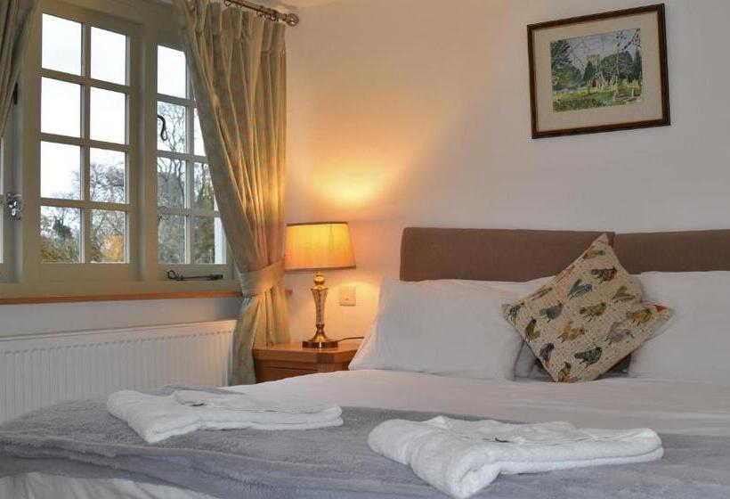 هتل Three Horseshoes Country Inn