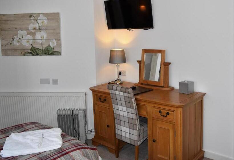 هتل Three Horseshoes Country Inn