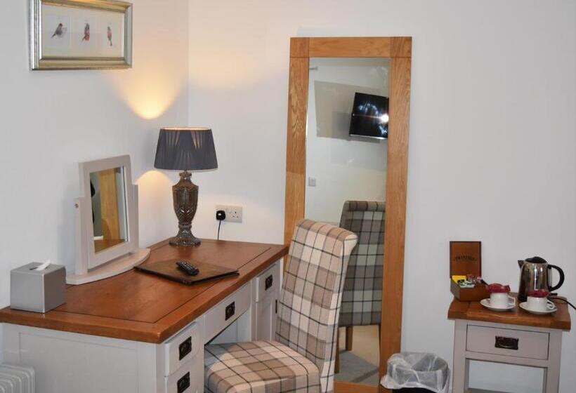 هتل Three Horseshoes Country Inn
